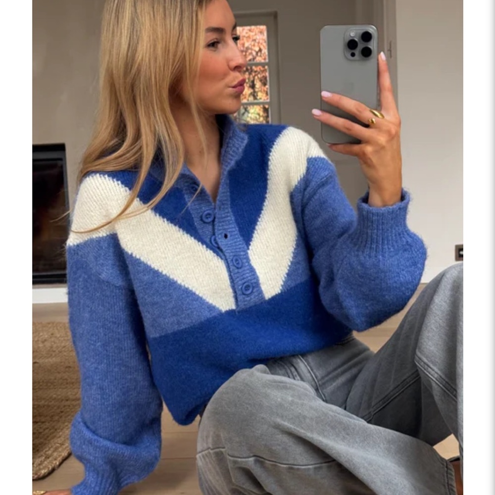 EASY CLOTHES Blue Lovie Women's Sweater